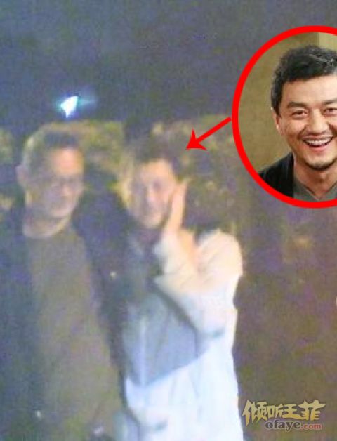 组图：李亚鹏深夜与好友聚会笑容满面未受4000万债务案影响