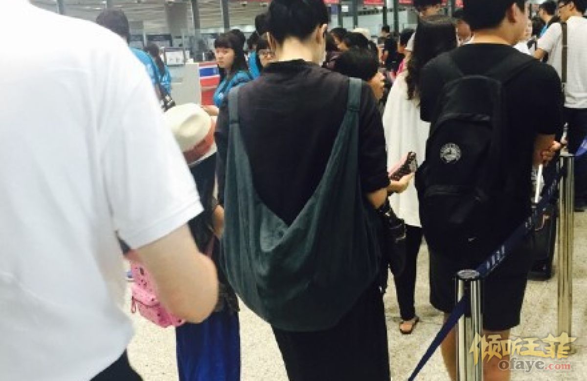 王菲携女儿李嫣现身机场 网友大赞美艳！