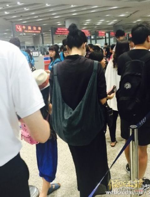 王菲携女儿李嫣现身机场 网友大赞美艳！
