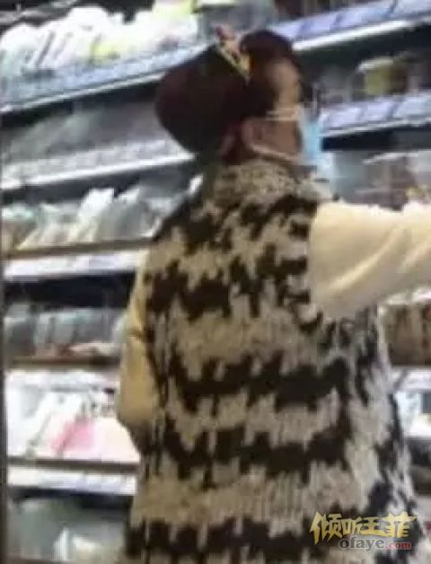 组图：谢霆锋妈妈与老公超市采购戴两层口罩包裹严实防病毒