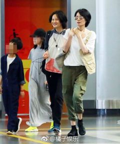 组图：王菲携女现身难掩气场李嫣表情淡定星范十足