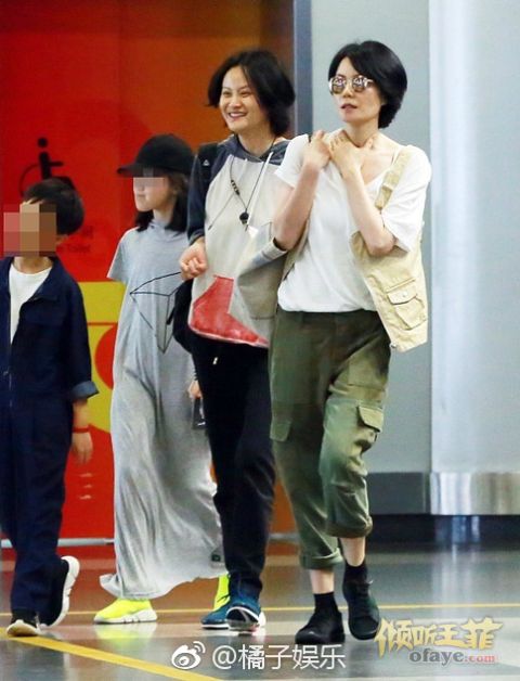 组图：王菲携女现身难掩气场李嫣表情淡定星范十足