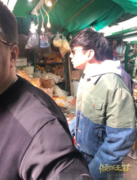 组图：表情亮了！网友偶遇谢霆锋林俊杰逛菜市场墨镜遮面帅有型