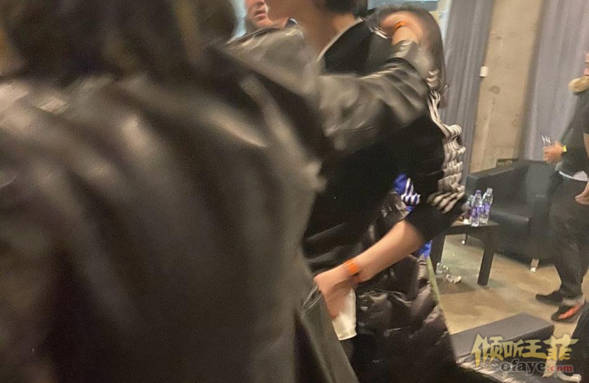 组图：网友晒王菲周迅窦靖童李嫣聚会照周迅童童热聊感情好