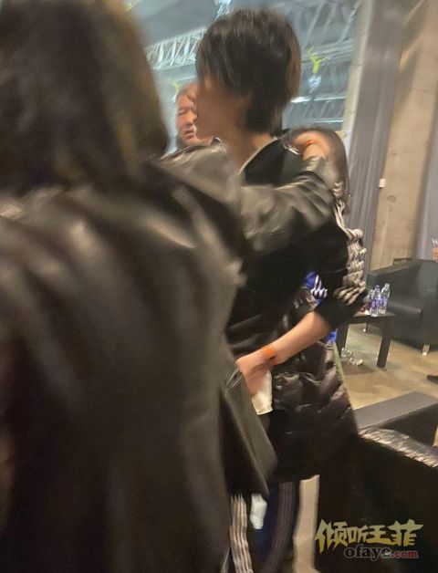 组图：网友晒王菲周迅窦靖童李嫣聚会照周迅童童热聊感情好