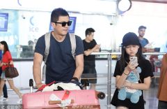 组图：李亚鹏携女儿巴黎走秀归来李嫣长腿抢镜全程专心玩手机