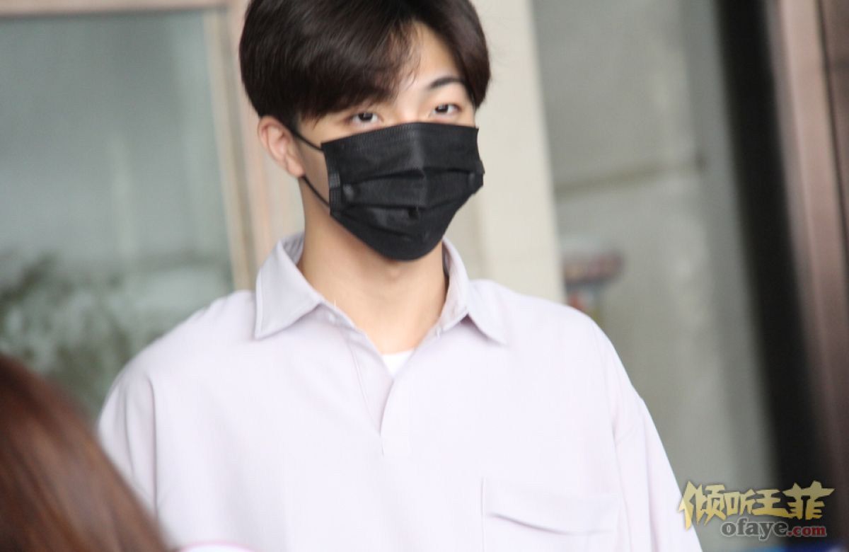 组图：陈立农机场现身盐系少年来袭！近距离生图笑眼弯弯清爽扑面