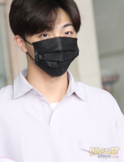 组图：陈立农机场现身盐系少年来袭！近距离生图笑眼弯弯清爽扑面