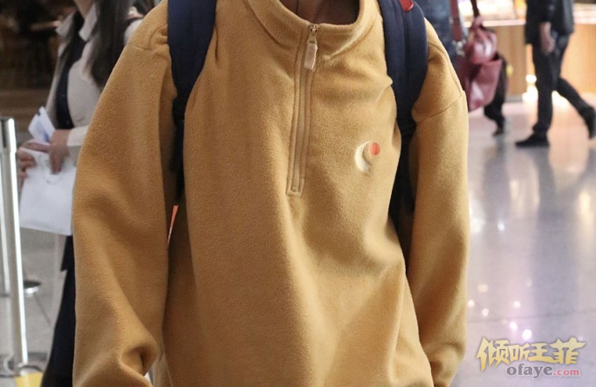 组图：不潮不出门！窦靖童穿咸蛋色卫衣超保暖名族风针织帽吸睛