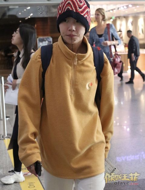组图：不潮不出门！窦靖童穿咸蛋色卫衣超保暖名族风针织帽吸睛