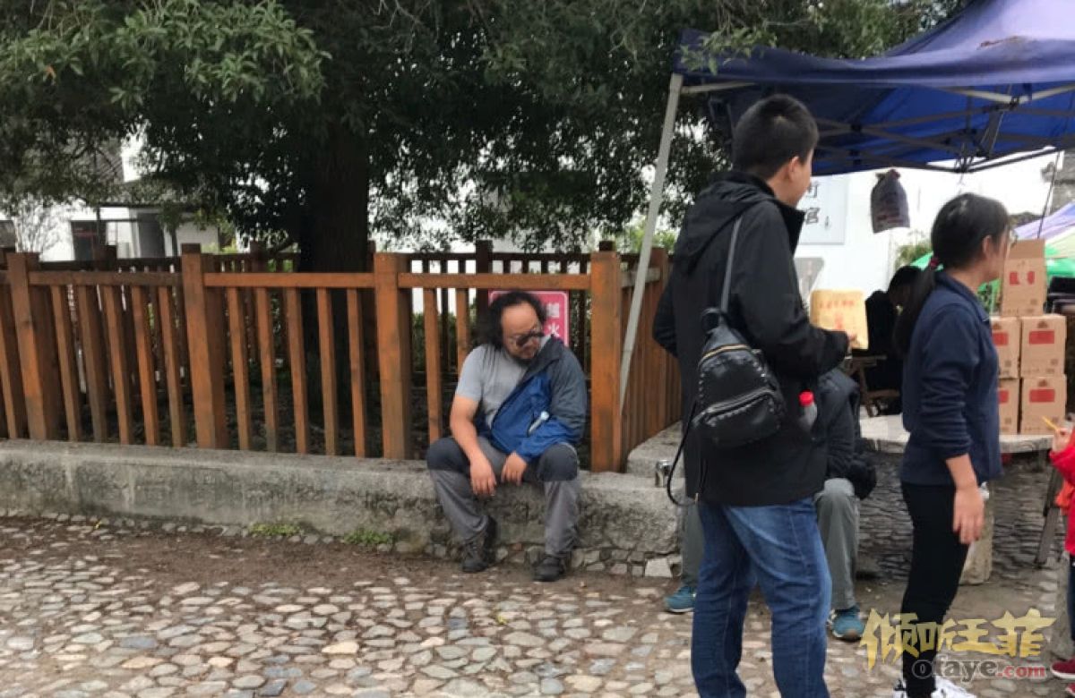 组图：49岁窦唯现身古村落被偶遇发型凌乱垂头坐石阶