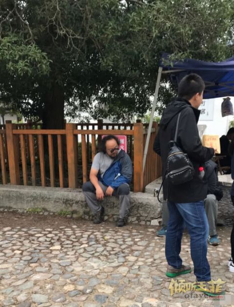 组图：49岁窦唯现身古村落被偶遇发型凌乱垂头坐石阶