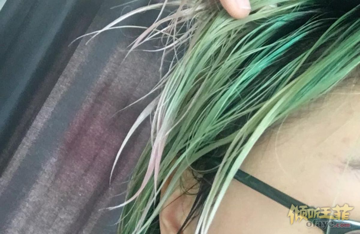 组图：窦唯二女儿自拍晒新发型绿色头发个性十足古灵精怪