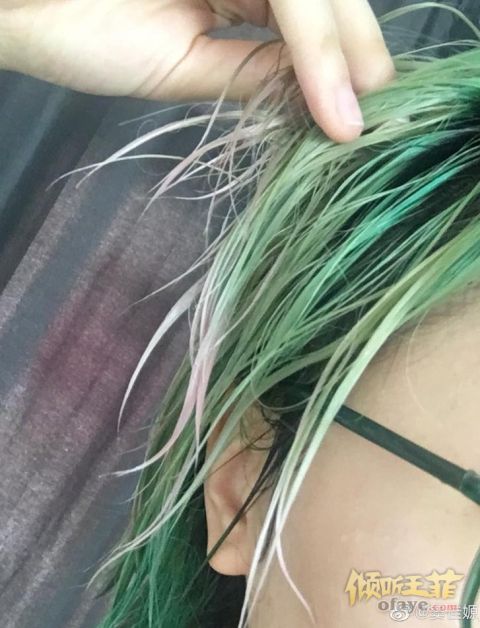 组图：窦唯二女儿自拍晒新发型绿色头发个性十足古灵精怪