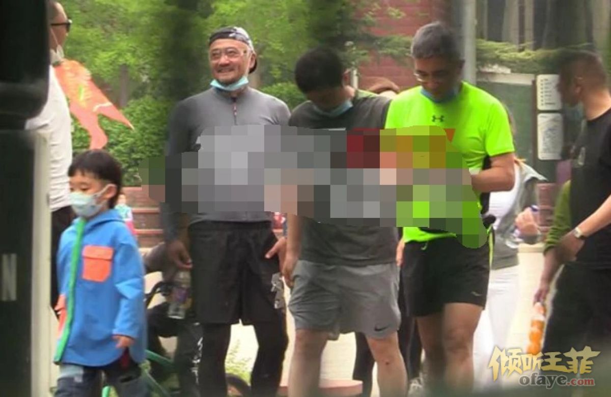 组图：李亚鹏与老同学相约公园健身穿着清凉面露笑容心情好