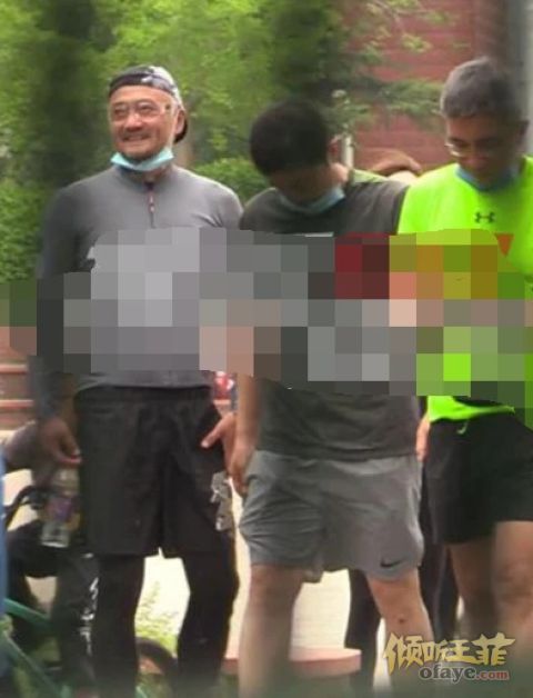 组图：李亚鹏与老同学相约公园健身穿着清凉面露笑容心情好