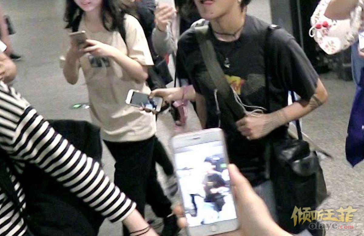 窦靖童“道明寺同款”凤梨头痞气足墨绿色斜挎包超有年代感