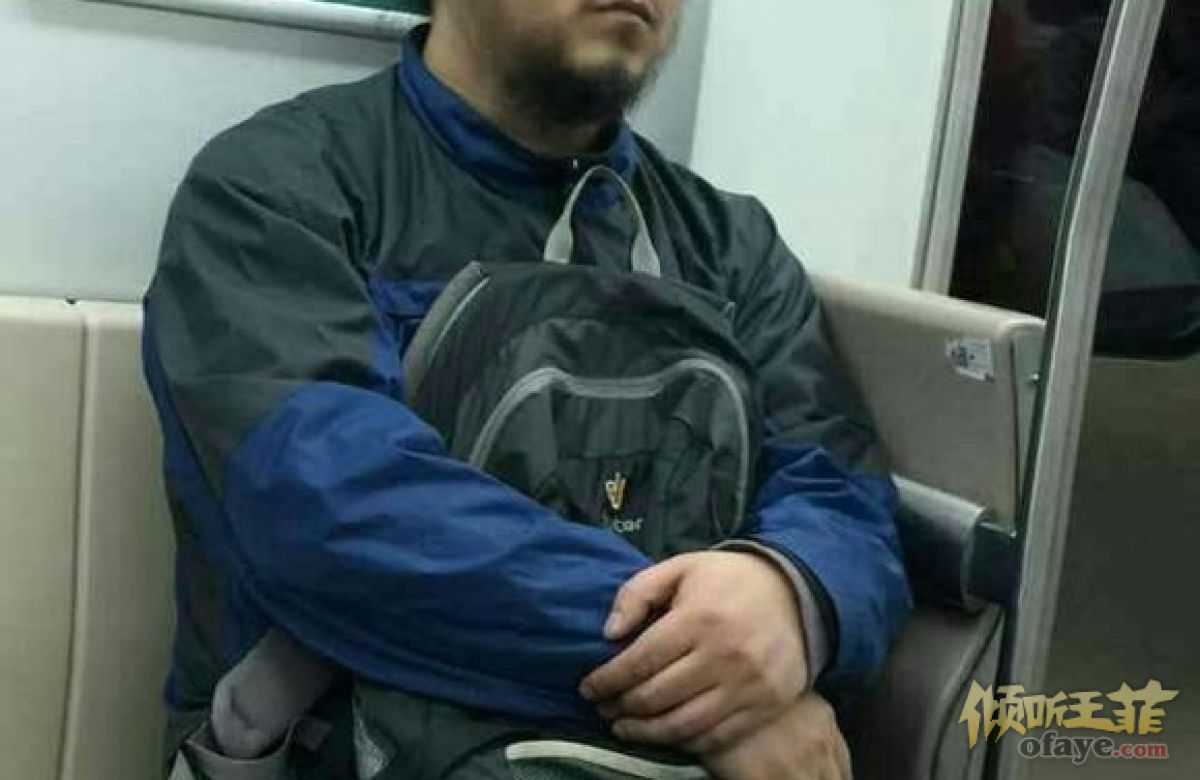 王菲前夫窦唯乘地铁打瞌睡 身材发福