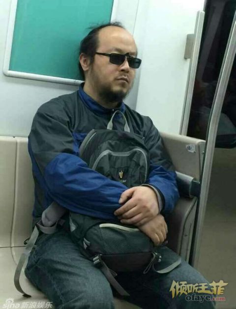 王菲前夫窦唯乘地铁打瞌睡 身材发福