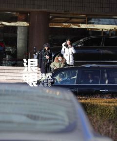 组图：那英现身春晚第二次联排休闲装扮神态轻松