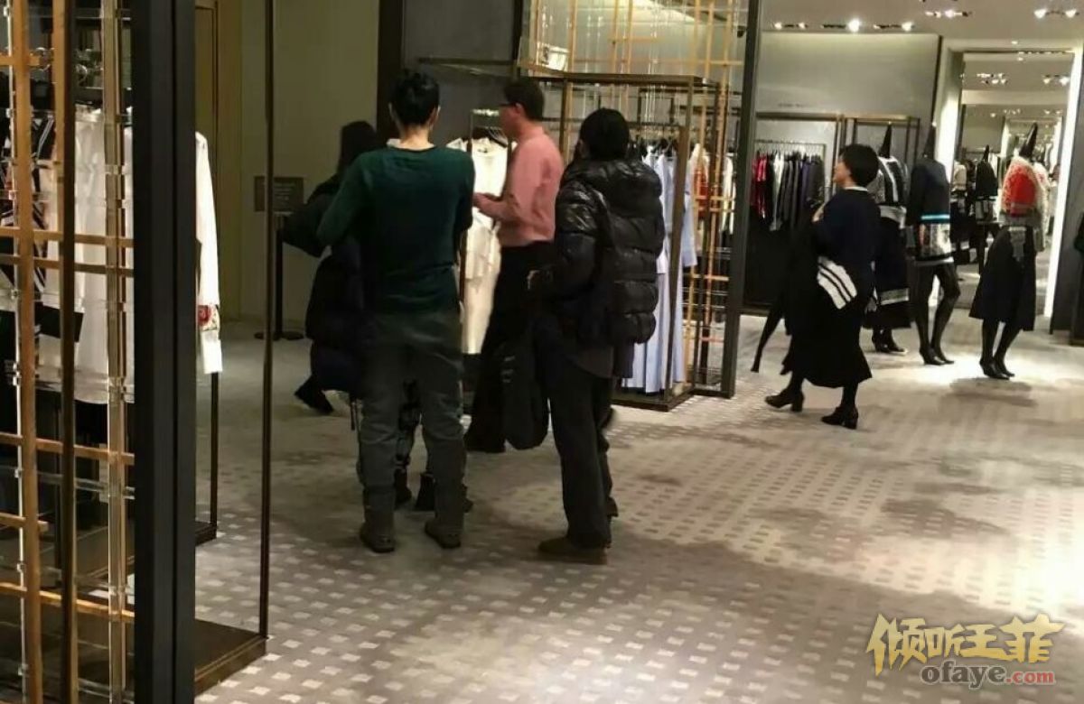 王菲带女儿李嫣扫货 身材苗条懒理婚讯