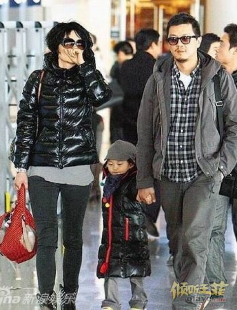 王菲、李亚鹏带着女儿上学