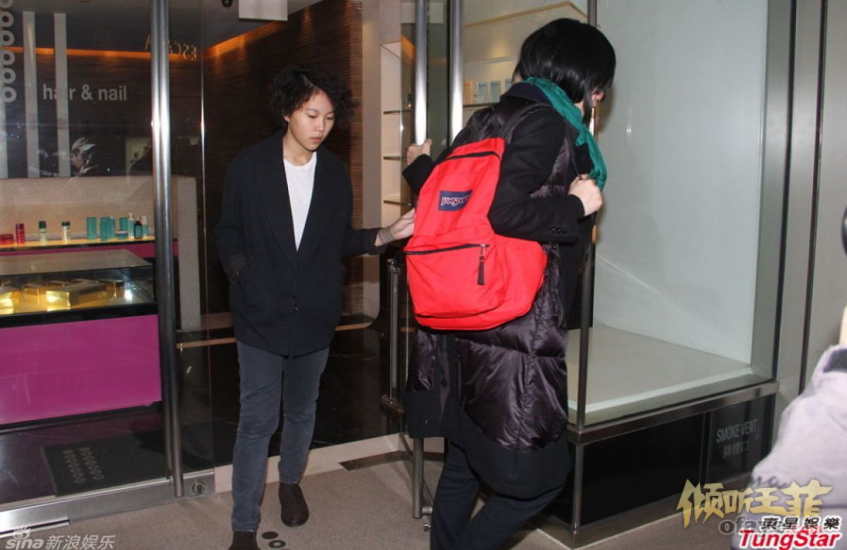 王菲与女儿窦靖童同行 避谈是否公开恋情