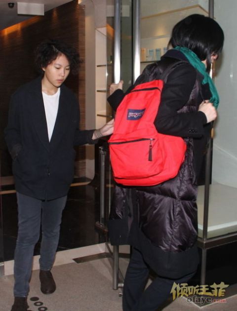 王菲与女儿窦靖童同行 避谈是否公开恋情