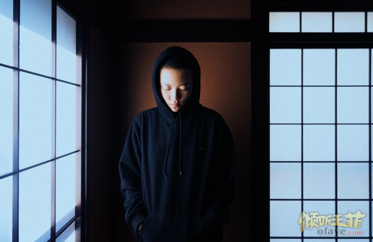 组图：窦靖童与友人同游日本平头酷帅超像窦唯
