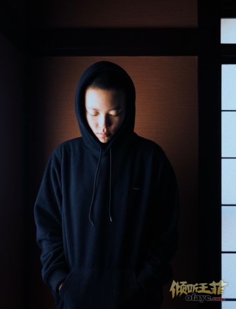 组图：窦靖童与友人同游日本平头酷帅超像窦唯