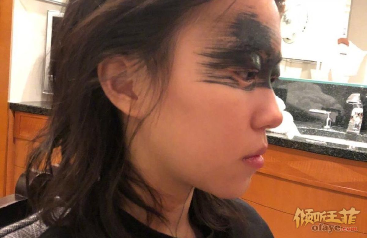 组图：窦靖童晒“黑眼妆”怪异造型网友调侃“重蹈王菲覆辙”