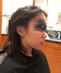 组图：窦靖童晒“黑眼妆”怪异造型网友调侃“重蹈王菲覆辙”