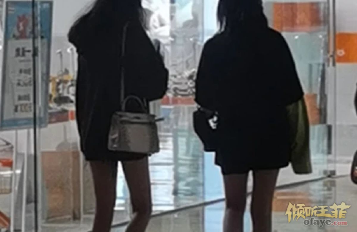 组图：李嫣染回黑发与闺蜜吃火锅梳麻花辫现王菲同款微笑