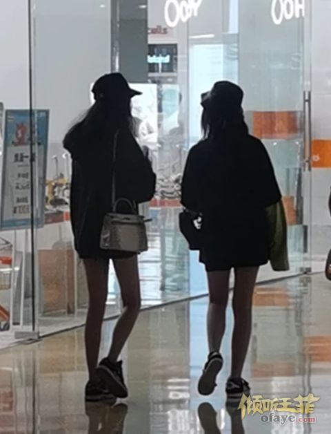 组图：李嫣染回黑发与闺蜜吃火锅梳麻花辫现王菲同款微笑