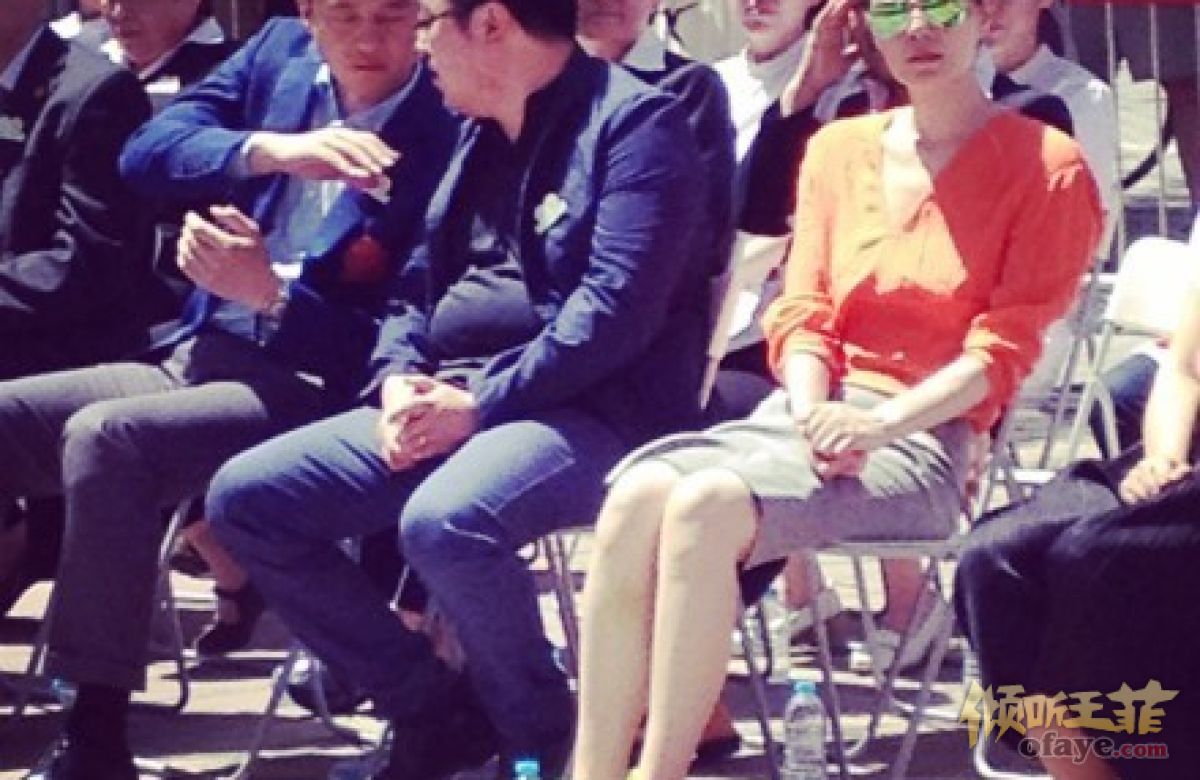 王菲李亚鹏出席嫣然活动 橘色衬衣抢眼