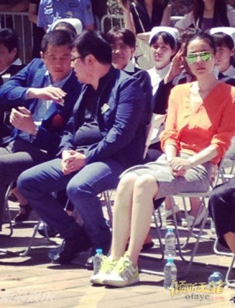 王菲李亚鹏出席嫣然活动 橘色衬衣抢眼