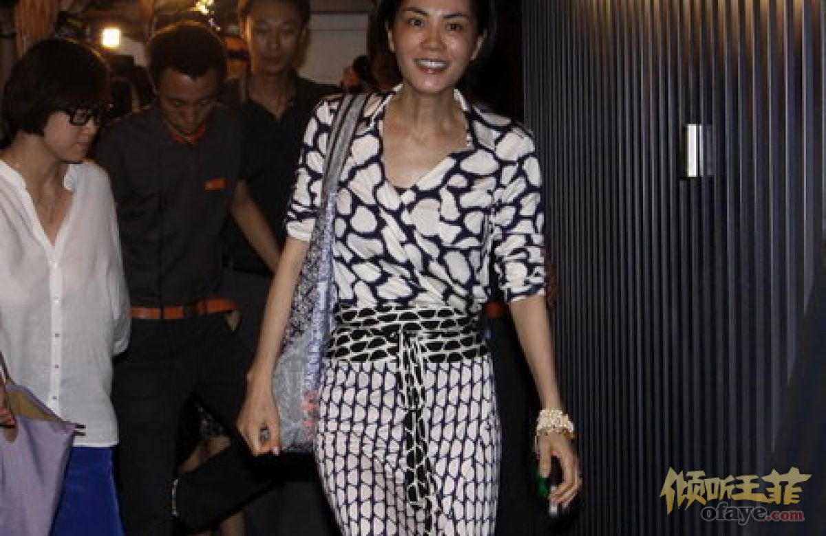 王菲李亚鹏影院看电影 波点衣裙干练知性