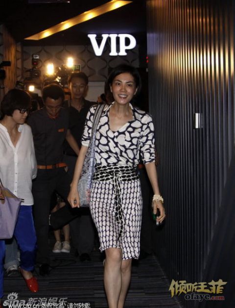 王菲李亚鹏影院看电影 波点衣裙干练知性