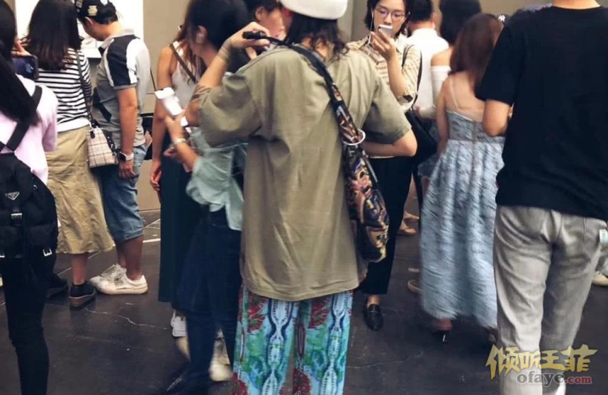 组图：窦靖童戴针织帽看画展被偶遇宽松长T配花裤显时尚文艺范