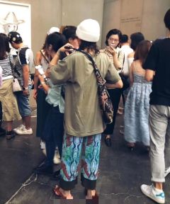 组图：窦靖童戴针织帽看画展被偶遇宽松长T配花裤显时尚文艺范