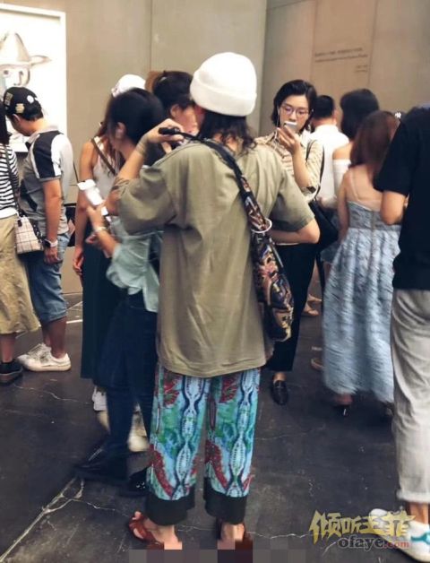 组图：窦靖童戴针织帽看画展被偶遇宽松长T配花裤显时尚文艺范