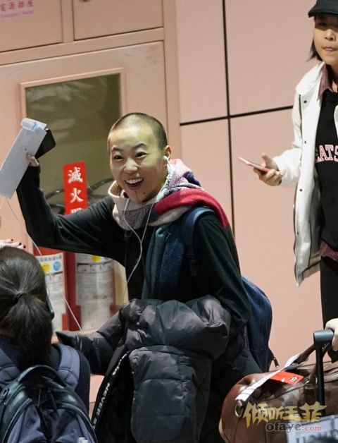组图：窦靖童剃光头后萌生三分喜感兴奋挥手眉飞色舞