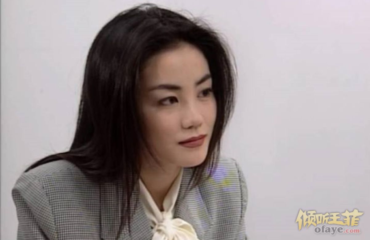 组图：王菲旧时剧照曝光气质干练长发披肩扮演检察官