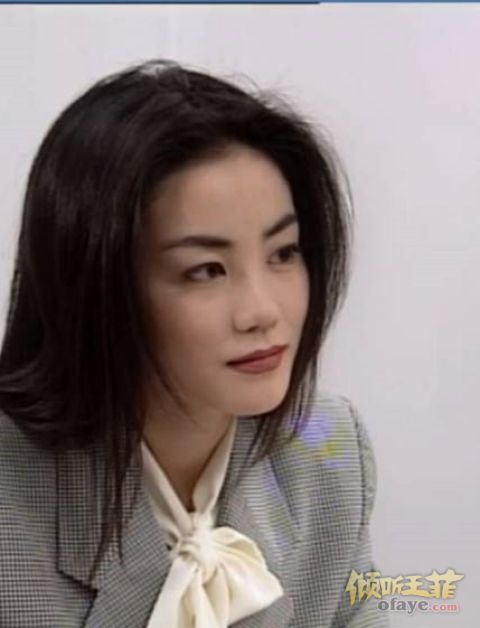 组图：王菲旧时剧照曝光气质干练长发披肩扮演检察官