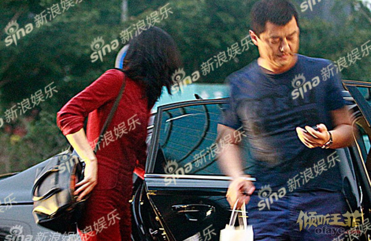 独家：王菲李亚鹏离婚后庆中秋 李嫣粉衣似公主