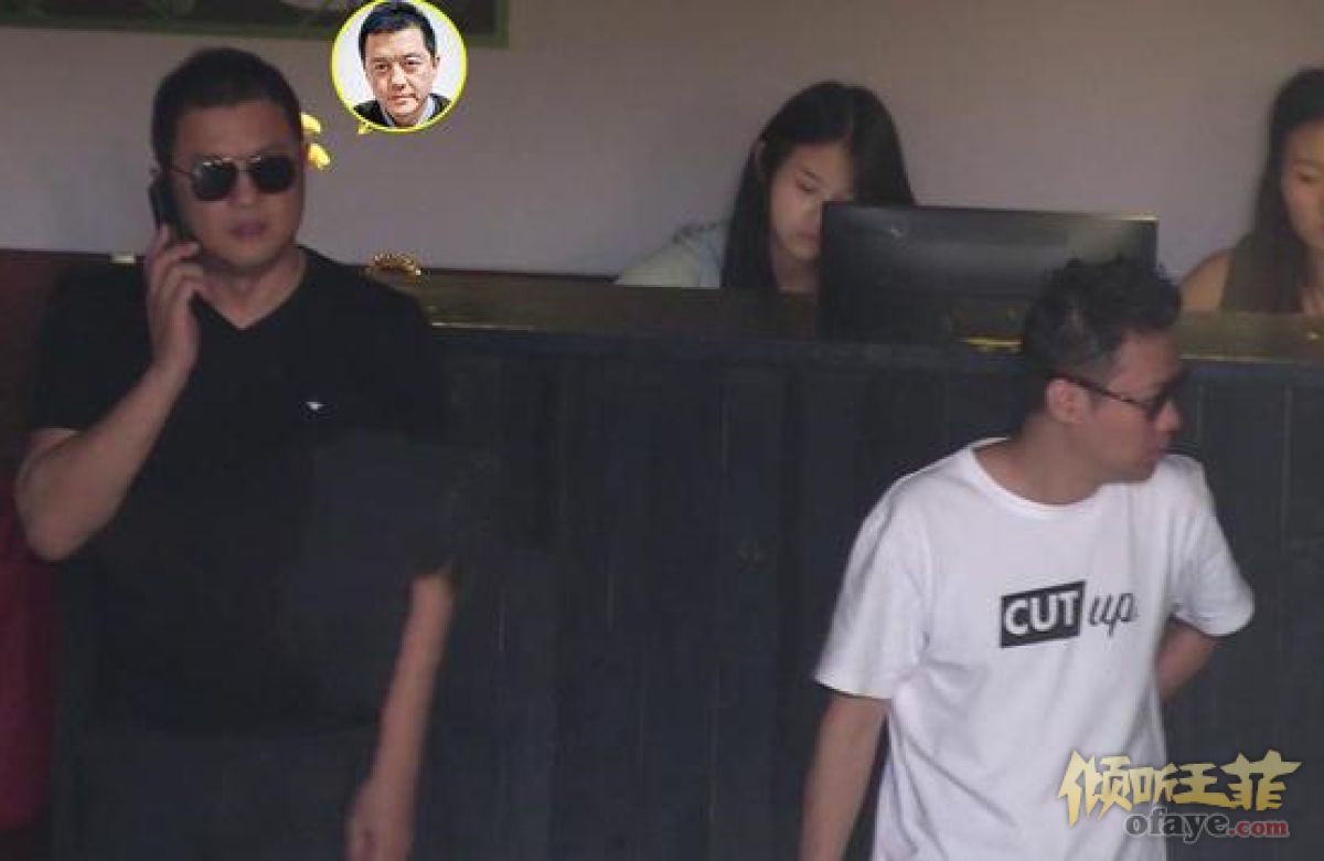 组图：不差钱！李亚鹏4S店看千万豪车商场失意依旧潇洒