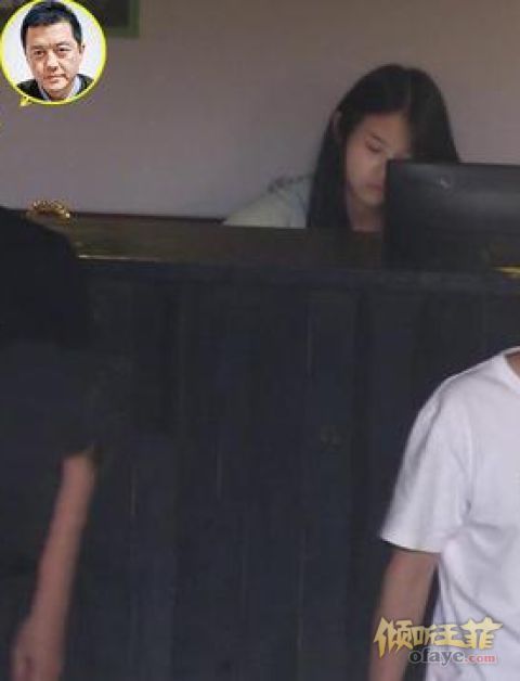 组图：不差钱！李亚鹏4S店看千万豪车商场失意依旧潇洒