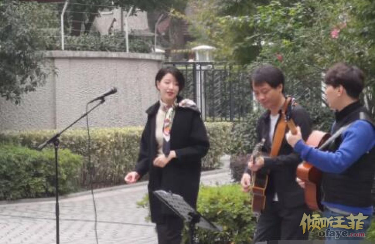 组图:网曝李亚鹏女友近照现身街头唱歌气质优雅有韵味