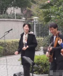 组图:网曝李亚鹏女友近照现身街头唱歌气质优雅有韵味