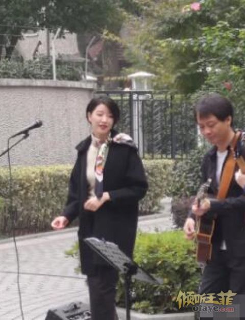 组图:网曝李亚鹏女友近照现身街头唱歌气质优雅有韵味